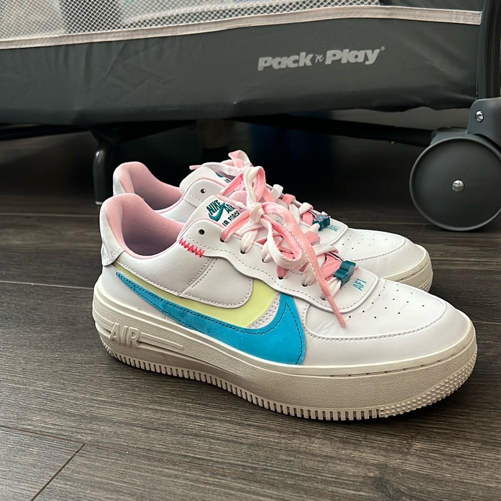 Nike Air Force 1 PLT.AF.ORM White/Medium Soft
Pink/Barely Volt/Baltic Blue- Sz 9